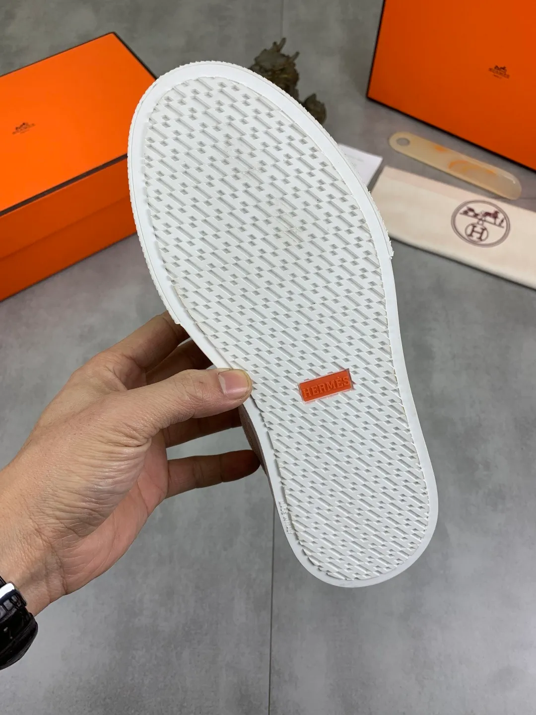 Men's men's shoes 💰P640 New Hermes top version Hermès classic couple style #𝐊𝐞𝐥𝐥𝐲 buckle casual white shoes skateboard shoes that will not conflict with shoes at all. Full of unknowns, Hermès rarely produces flat casual shoes and they are paired with classic palladium-plated Kelly shoe buckles! You'll fall in love with it at first sight. It's super versatile and can be worn with any skirt or pants. 🉑️Close your eyes and wear it. It's super noble. Fabric: Specific cowhide/canvas material. Lining: Sheepskin lining. Outsole: Original molded TPU outsole. Size: 35-45.